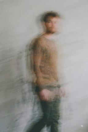 Figura de una persona en movimiento, desenfocada