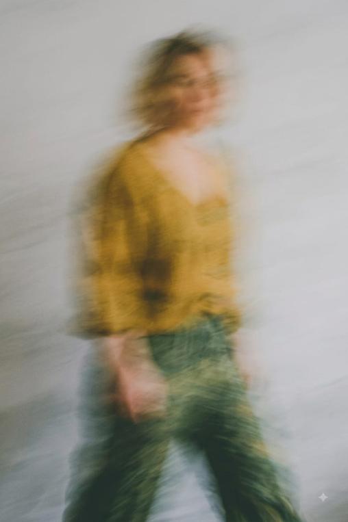 Figura de una persona en movimiento, desenfocada