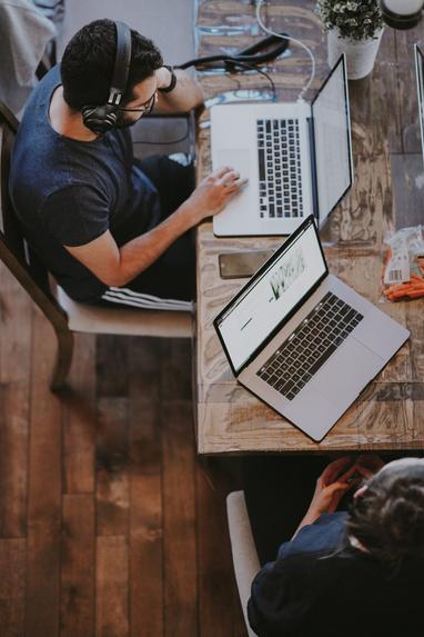 Personas trabajando con portátiles, vistas desde arriba